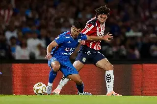 Imagen Con penal fallado de Chicharito, Cruz Azul vence a Chivas y se mete a las semifinales