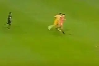 Imagen &iexcl;No supo perder! Vig&oacute;n golpea por la espalda a jugador de Toluca tras ser campeones (VIDEO)