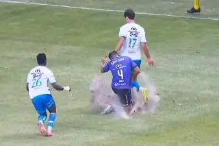 Imagen &iexcl;No es el 'Pirata' Fuente! Terribles condiciones del c&eacute;sped en la Liga MX (VIDEO)