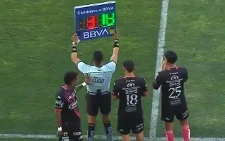 Imagen &iexcl;Incre&iacute;ble! Futbolista de Puebla sale de cambio, empuja al &aacute;rbitro y lo expulsan (VIDEO)