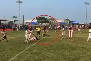 Imagen Frente a ni&ntilde;os, &aacute;rbitro es golpeado en canchas de Veracruz (VIDEO)