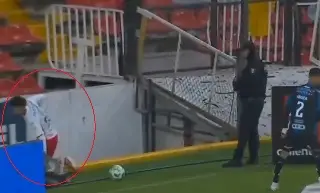 Imagen Futbolista de Necaxa cae en una zanja en pleno partido (VIDEO)