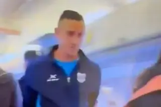Imagen &iexcl;Ins&oacute;lito! Futbolista grita 'bomba' en un avi&oacute;n y es detenido (VIDEO)