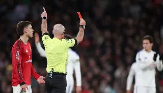 Imagen ¡Increíble! Lo expulsan por jalarle el cabello a un rival en la Premier League 