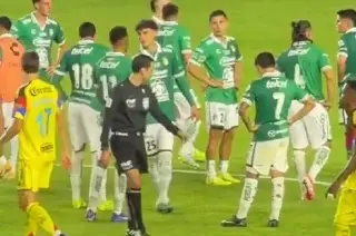 Imagen &iquest;Aqu&iacute; no habr&aacute; castigo? &Aacute;rbitro Mundialista provoca a futbolista de Le&oacute;n (VIDEO)