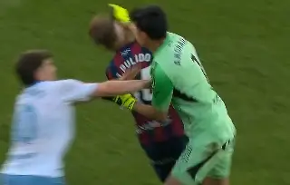 Imagen &iexcl;Se cree boxeador! Ex de la Liga MX enloquece y lanza pu&ntilde;etazos a rivales en Espa&ntilde;a (VIDEO)