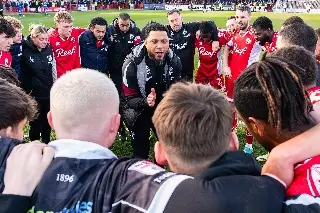 Imagen Ex Tibur&oacute;n se estrena como DT en Inglaterra y salva a su equipo del descenso