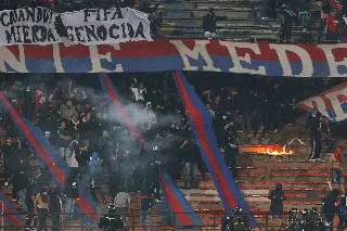 Imagen Fans prenden fuego en pleno estadio y cancelan juego de la Copa Libertadores (VIDEO)