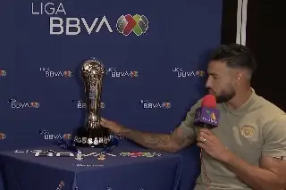 Imagen &iquest;Maldici&oacute;n? Jugador de Pumas toca el trofeo previo a la final de Liga MX (VIDEO)