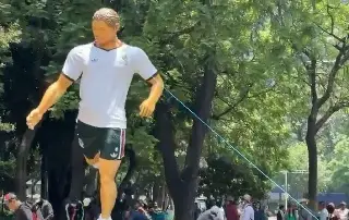 Imagen Manifestantes destruyen estatuas para el Mundial 2026 (Videos)