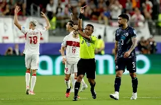 Imagen &Aacute;rbitro estrena pol&eacute;mica nueva regla y expulsa a jugador en pleno Mundial (VIDEO)