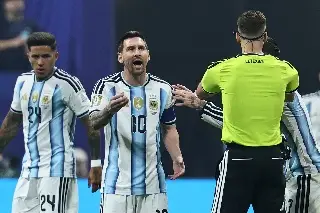 Imagen 'Le llevan a Messi a su &aacute;rbitro favorito': Prensa inglesa explota previo a enfrentar a Argentina