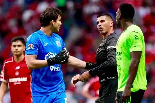 Imagen Sebasti&aacute;n Jurado llega a los empujones con su propio compa&ntilde;ero en pleno partido (VIDEO)