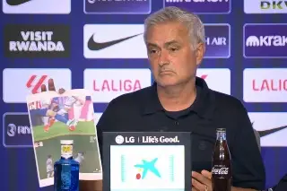 Imagen Mourinho raja contra los &aacute;rbitros tras el derbi y los exhibe en conferencia de prensa (VIDEO)