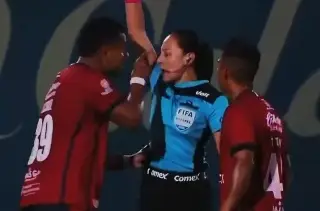 Imagen Veracruzano se disculpa tras agredir a &aacute;rbitra (VIDEO)