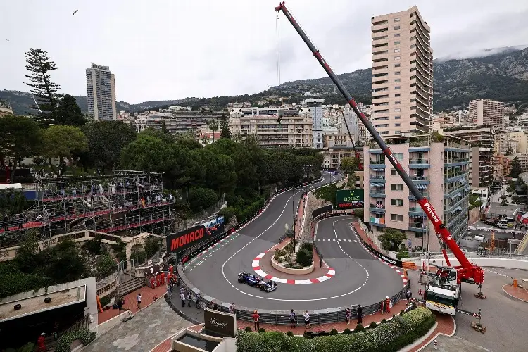 Hamilton el más rápido en la Libre de Mónaco, Checo hasta el 12