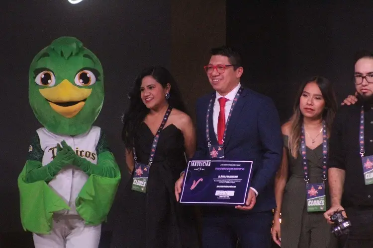 El Águila recibe premio en la Gala de la LMB