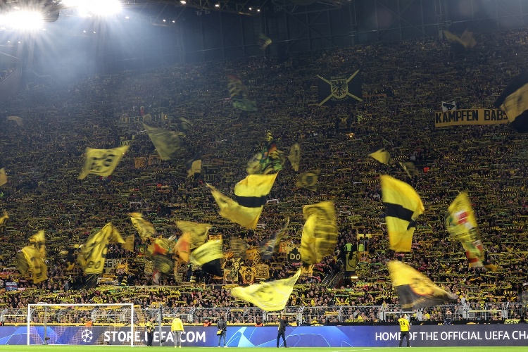 ¡La ola amarilla! Más de cien mil fans del Dortmund invaden Londres (VIDEOS)