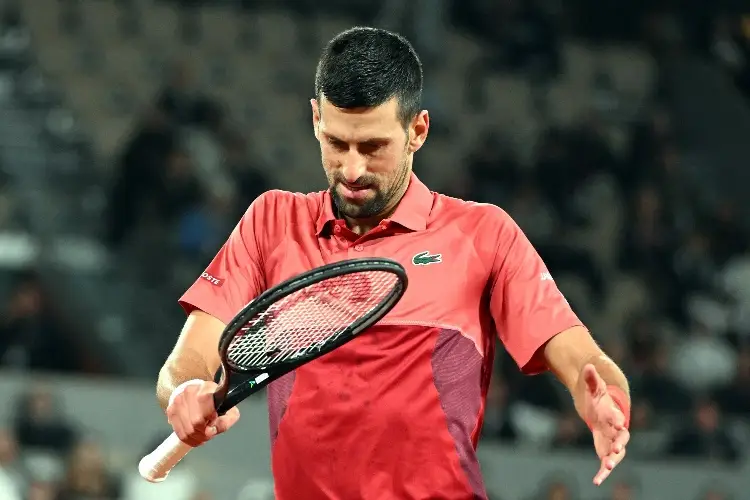 Djokovic gana juego que termina en la madrugada en Roland Garros