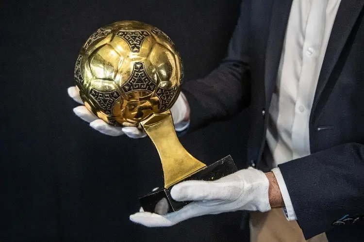 Piden confiscar Balón de Oro de Maradona, esta es la razón