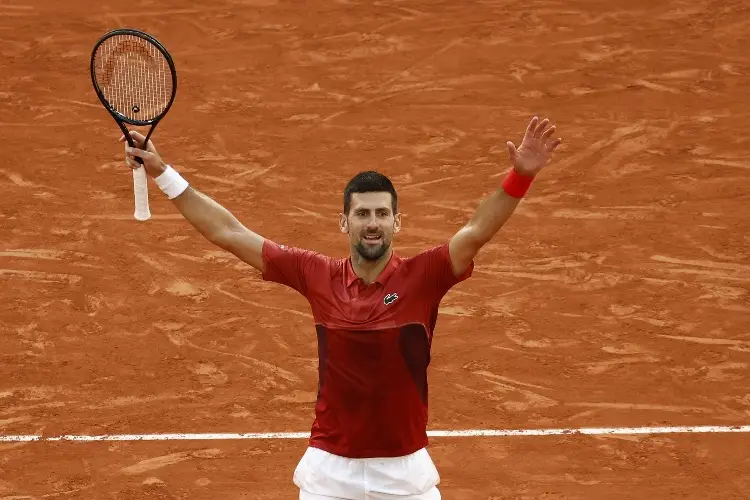 Djokovic vuelve a soportar y avanza en Roland Garros
