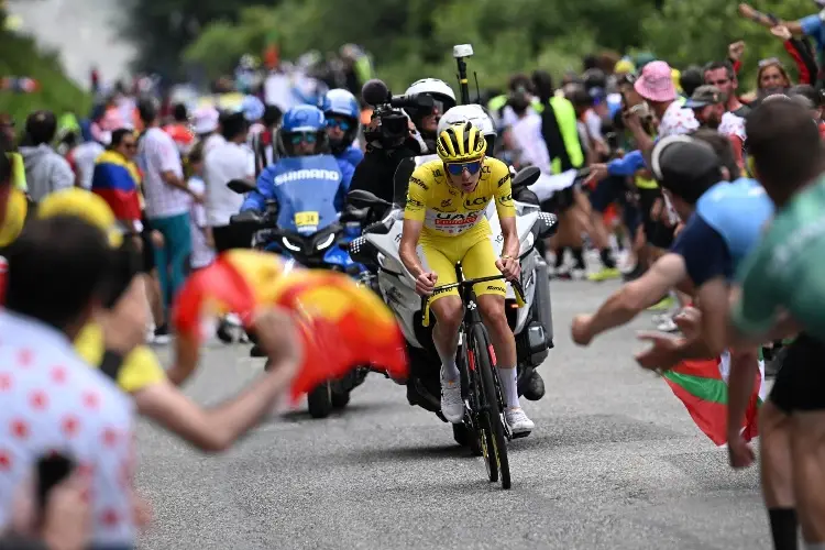 Arrestan a fan por lanzar papas a los ciclistas del Tour de France (VIDEOS)