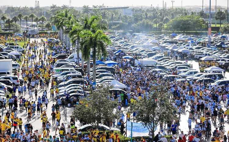 Calles de Buenos Aires se llenan de hinchas ansiosos de la final de Copa América