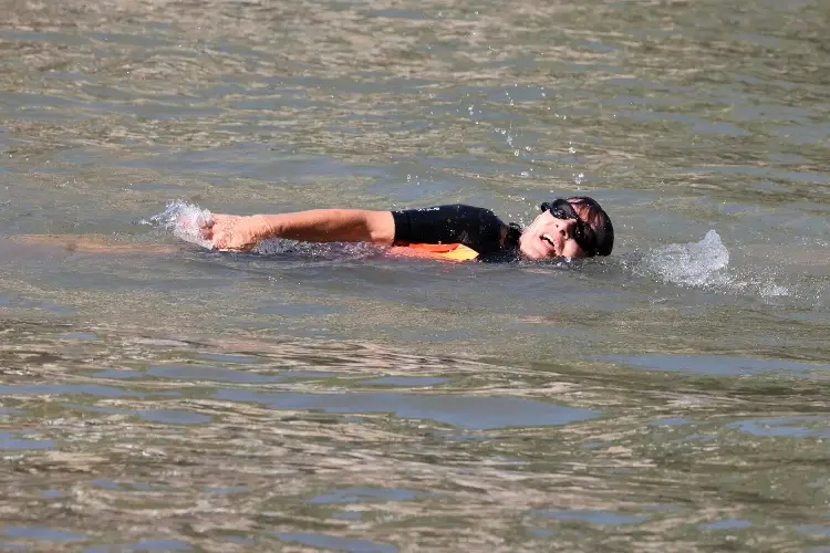 Alcaldesa de París nada en el Río Sena para probar limpieza del agua (VIDEO)
