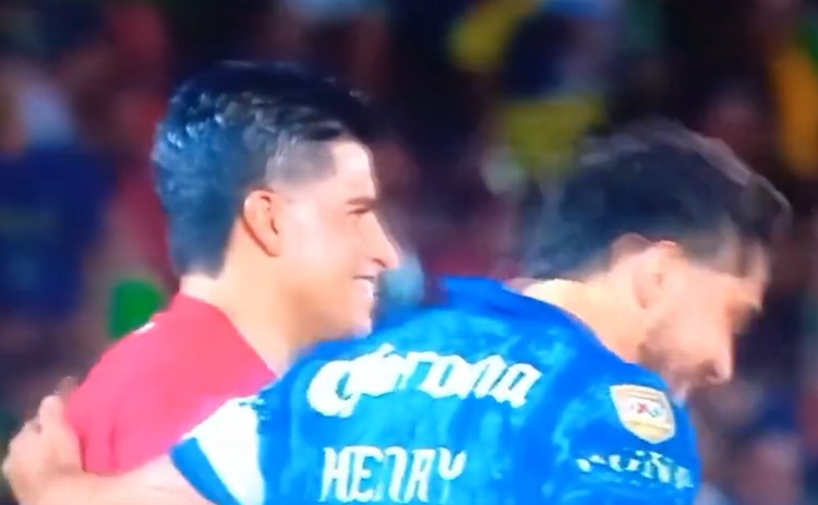 ¿Y esto? Henry Martin y árbitro se abrazan en gol de América (VIDEO)