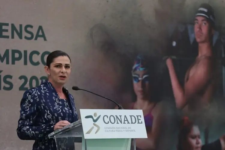 Ana Guevara le da su bendición a los atletas mexicanos que van a París 2024