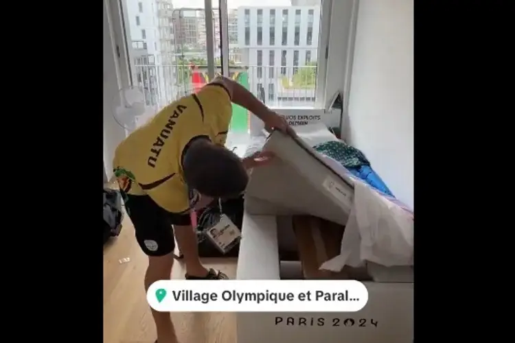 Atleta muestra las camas de cartón que se encontró en la Villa Olímpica (VIDEO)
