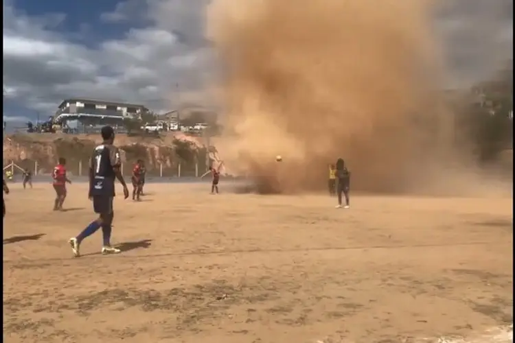 ¡Tornado interrumpe juego en Brasil, todos salen corriendo! (VIDEO)