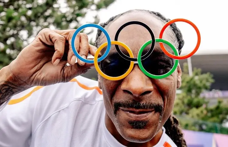 ¡Snoop Dogg recorre París con la antorcha olímpica! (VIDEO)