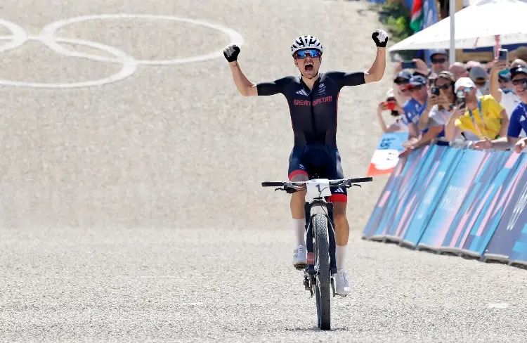 París 2024: Gana ciclismo de montaña a pesar de una falla mecánica (VIDEO)