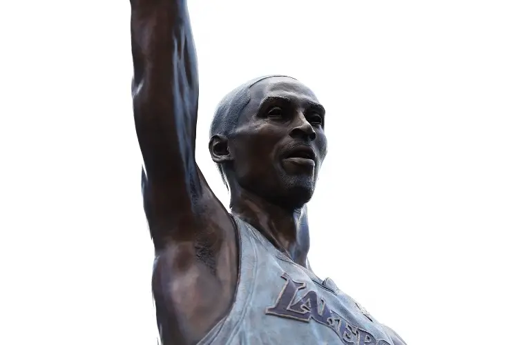 Los Lakers colocan estatua en honor a Kobe Bryant y su hija