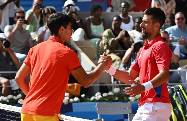 París 2024: Djokovic da ánimos a Alcaraz después de ganarle el oro