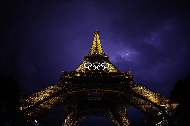 Detienen a sujeto que escaló la Torre Eiffel (VIDEO)