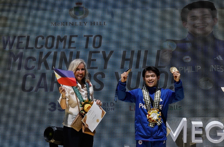 En Filipinas reciben como 'héroe' a doble medallista de oro en París 2024