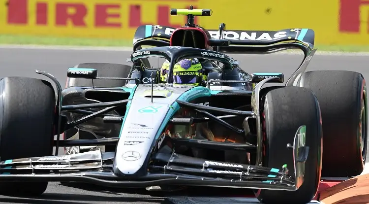 Lewis Hamilton lidera la segunda práctica libre, 'Checo' es 15