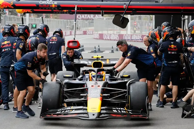 'Checo' Pérez saldrá cuarto en el GP de Bakú, Leclerc tiene la Pole Position 