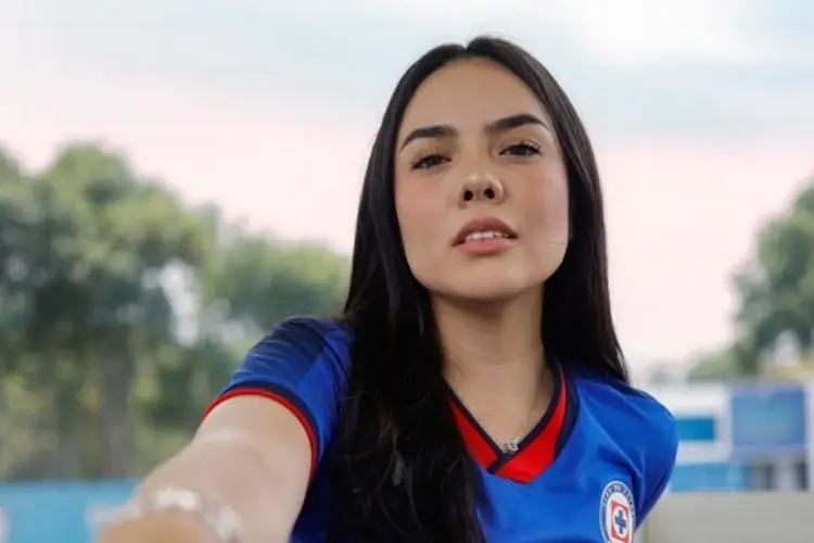 Melissa Rivas, la voz del Estadio Azul confirma noviazgo con jugador de Cruz Azul (FOTOS)