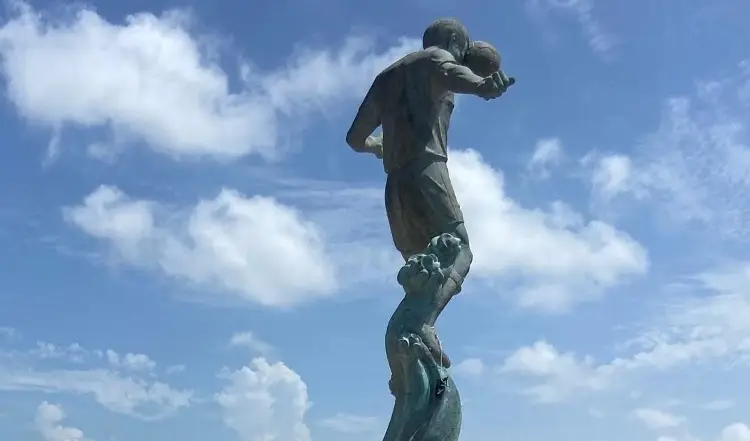 Desparece placa del 'Pirata', la estatua se está desmoronando en Veracruz