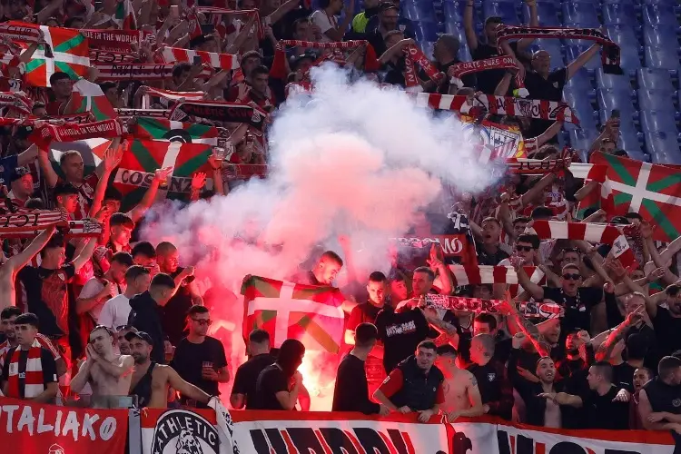 ¡Terrible! Fans del Athletic Bilbao agreden con bengala a seguidores de Roma (VIDEO)