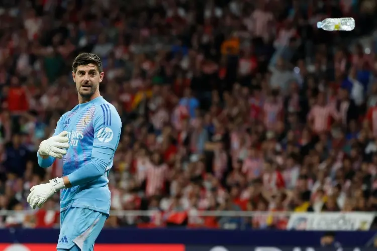 Atlético expulsa de por vida a quien lanzó objetos a Courtois