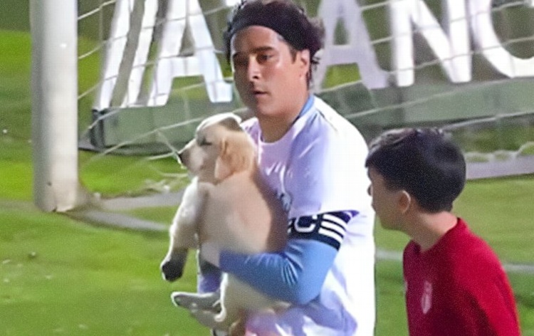 Un perro le da suerte a Guillermo Ochoa en Portugal (VIDEO)