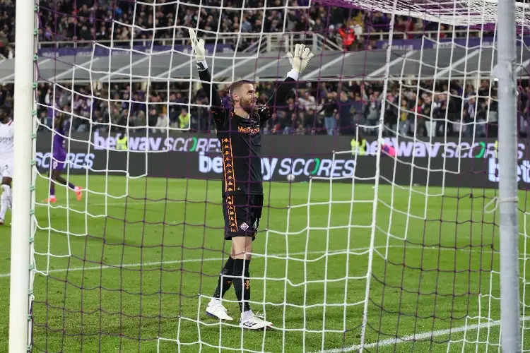 De Gea ataja dos penales y llena de frustración al AC Milan 