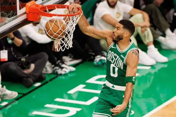 Los Celtics de Boston reciben sus anillos de campeones en el inicio de la NBA 