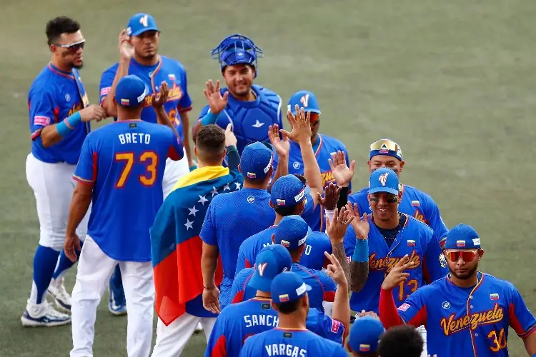 Venezuela vence a Puerto Rico y queda líder de su grupo en el Premier 12