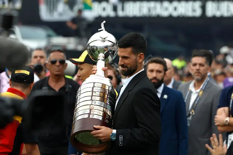 Novak Djokovic presenta el trofeo en la Final de la Copa Libertadores