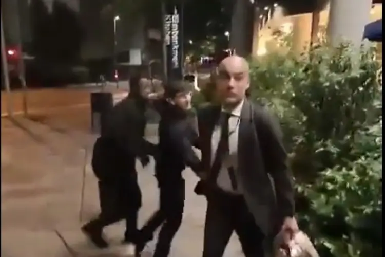 Guardiola casi se agarra a golpes con aficionado (VIDEO)